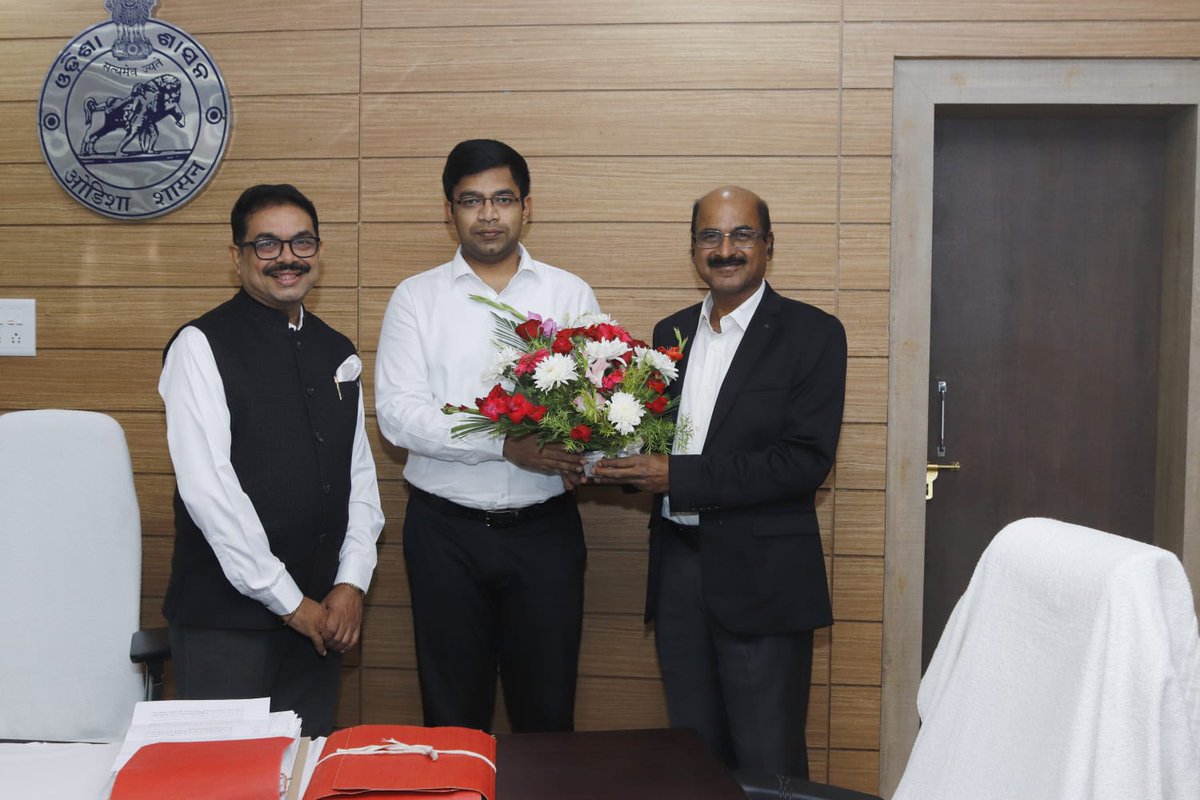NALCO_India's tweet photo. NALCO contributes ₹10.10 Crore to Saheed Laxman Nayak Medical College & Hospital, #Koraput, for enhancing facilities & patient care across hospital departments. A major step forward in improving #healthcare services in Koraput, #Odisha especially for #tribalcommunities. @kishanreddybjp @satishdubeyy @minesminindia @DPE_GoI @dmkoraput @nhmodisha @HFWOdisha #ViksitBharat #HealthForAll #NALCO @NalcoFoundation #NalcoForGood