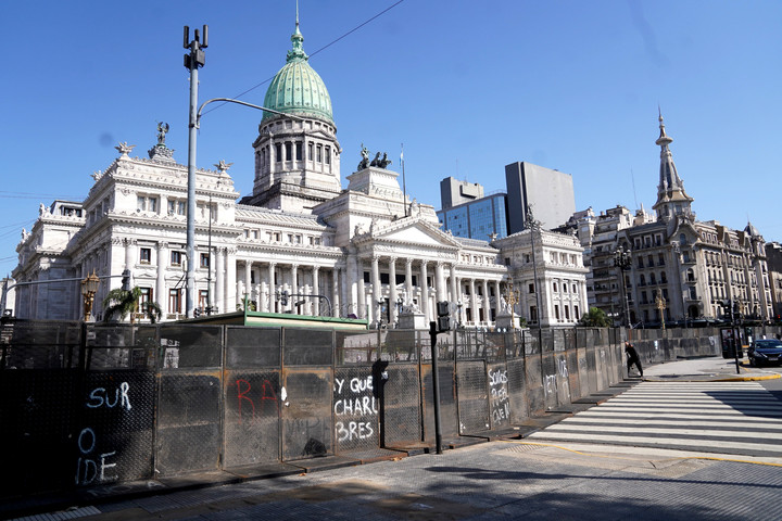 lucasdiecisiete's tweet photo. Si tu congreso se ve así, muy bien no estás haciendo las cosas.
#FueraFmi #todosalcongreso https://t.co/OjspJO5J7R