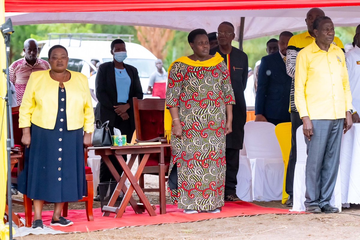 KagutaMuseveni's tweet photo. Maama Janet and I joined other leaders and the people of Bunyoro for the groundbreaking ceremony of Bunyoro Public University in Buhimba.

I thank Canon Dr Henry Wamani and his family for their patriotic sacrifice of donating the 100 acres to build the university. https://t.co/qK6K8F0Pcg