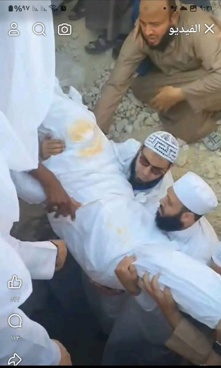 بدون ضريح ولا ملفوفاً بالحرير الأخضر
و لا مقام أو قباب 
بل هو في لحد ما بين الصخور و الرمال
مثل صحابة سيدنا رسول الله
صلى الله عليه و سلم و آل بيته
بل ترك علما و تراثاً 
و ربي رجالاً ونساءً
هكذا هم أهل السلف الصالح 
هذا طريق السلف 
هذا طريق السلف
#الحويني