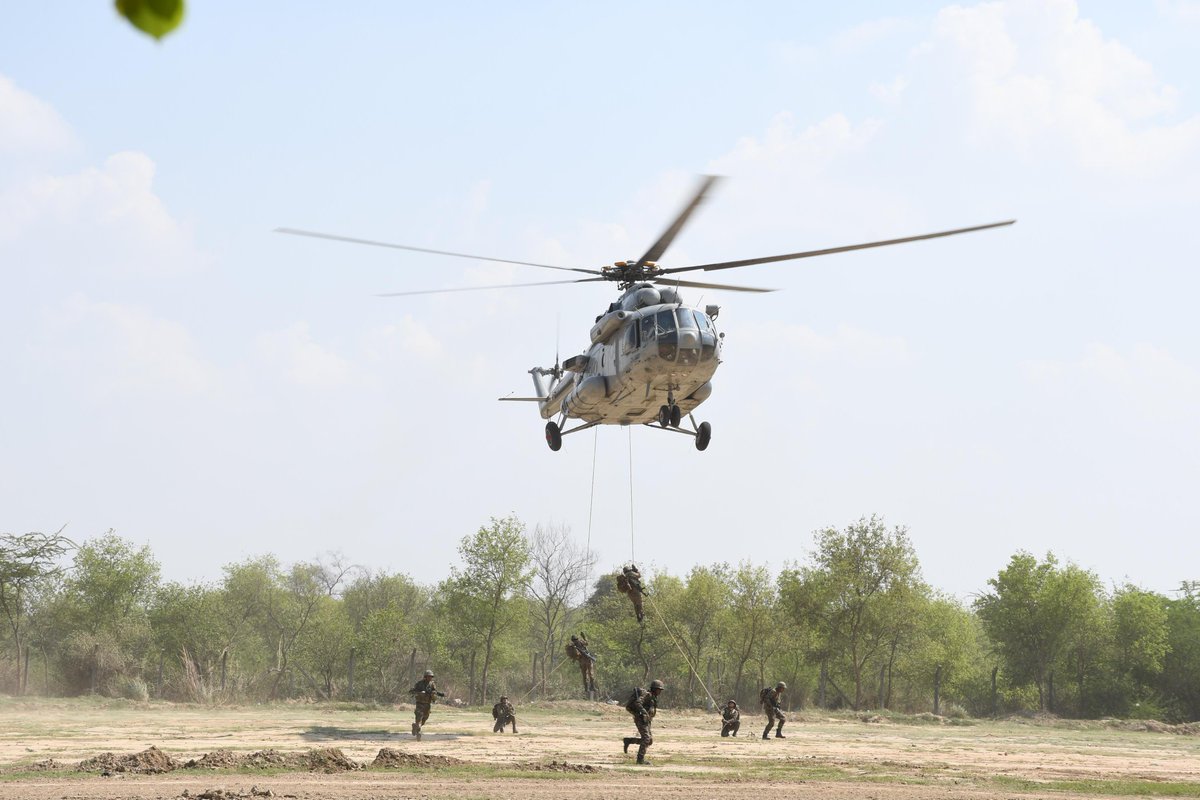westerncomd_IA's tweet photo. #StrongAndCapable
#JointnessAndSynergy
#BhagatBrigade of #RAMWarriors rehearsed rapid aerial insertion, precision strikes, #Swift & #Lethal heliborne assault capability for achieving simultaneity in operations.
@adgpi
@prodefencechan1
@hqwaciaf https://t.co/7oXIZE6i2R