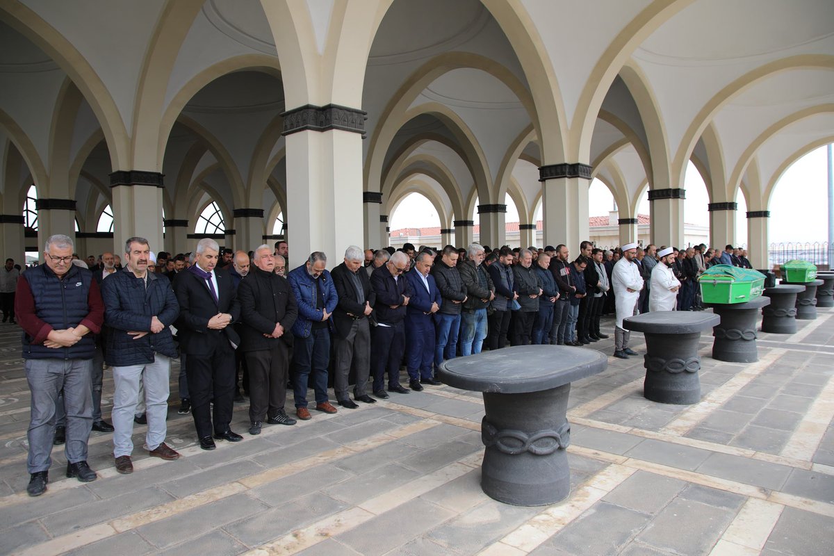 fmfedaioglu's tweet photo. İl yönetim kurulu üyelerimiz ile birlikte; Önceki Dönem İl Yönetim Kurulu Üyemiz Sayın İbrahim Kendirkıran'ın kıymetli babası, Önceki Dönem İl Başkan Yardımcımız Sayın Ali Uncuoğlu'nun ahirete irtihal eden değerli kayınbabası Adil Kendirkıran’ın cenazesine katılım sağladık. 

Merhum'a Yüce Allah’tan rahmet, ailesine ve sevenlerine başsağlığı diliyorum. 

@AKPartiG_Antep