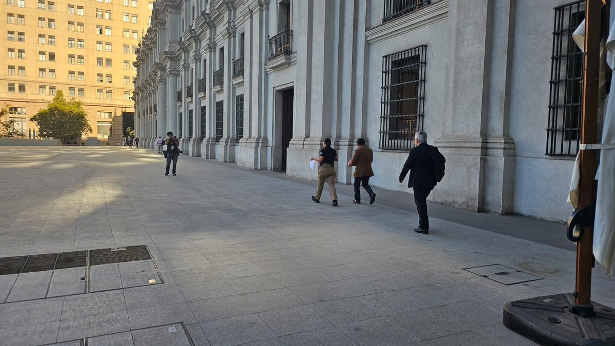 SERNAC en alerta! Fotos de la jornada de hoy, en la que fuimos a entregar una carta al presidente <a href="/GabrielBoric/">Gabriel Boric Font</a> solicitando la salida del actual director del <a href="/SERNAC/">SERNAC</a> y su actual administración <a href="/anefchile/">ANEF</a> <a href="/Presidencia_cl/">Presidencia de Chile</a> <a href="/nico_grau/">Nicolás Grau Veloso</a>