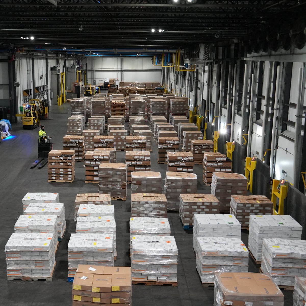 FREZnSTOR's tweet image. Efficiency. Precision. World-class service. ❄️🚛 Our receiving area is ready to handle your cold storage needs and keep your products fresh. Let’s move your supply chain forward! #ColdChainExcellence #LogisticsDoneRight