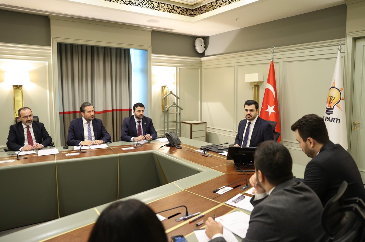 Tayfunarsinkol's tweet photo. 📍AK Parti Genel Merkez

Genel Sekreterlik olarak toplantımızı Sayın @eyupkadirinan başkanlığında gerçekleştirdik.

Toplantımız hayırlara vesile olsun. https://t.co/FVlAozOmzq