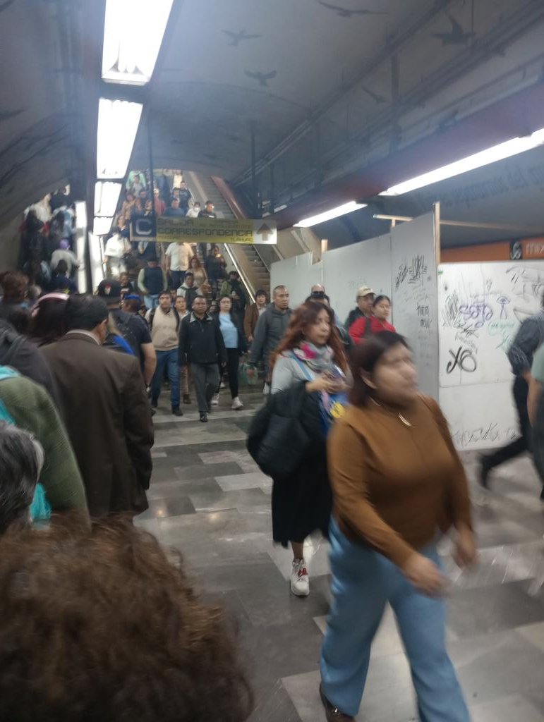 MARC_O5's tweet photo. @viral_metro #MetroCDMX estación Mixcoac, sin escaleras eléctricas ,un caos el flujo,mala organización, para el transbordo a línea 12. https://t.co/MfHoTPHSbh