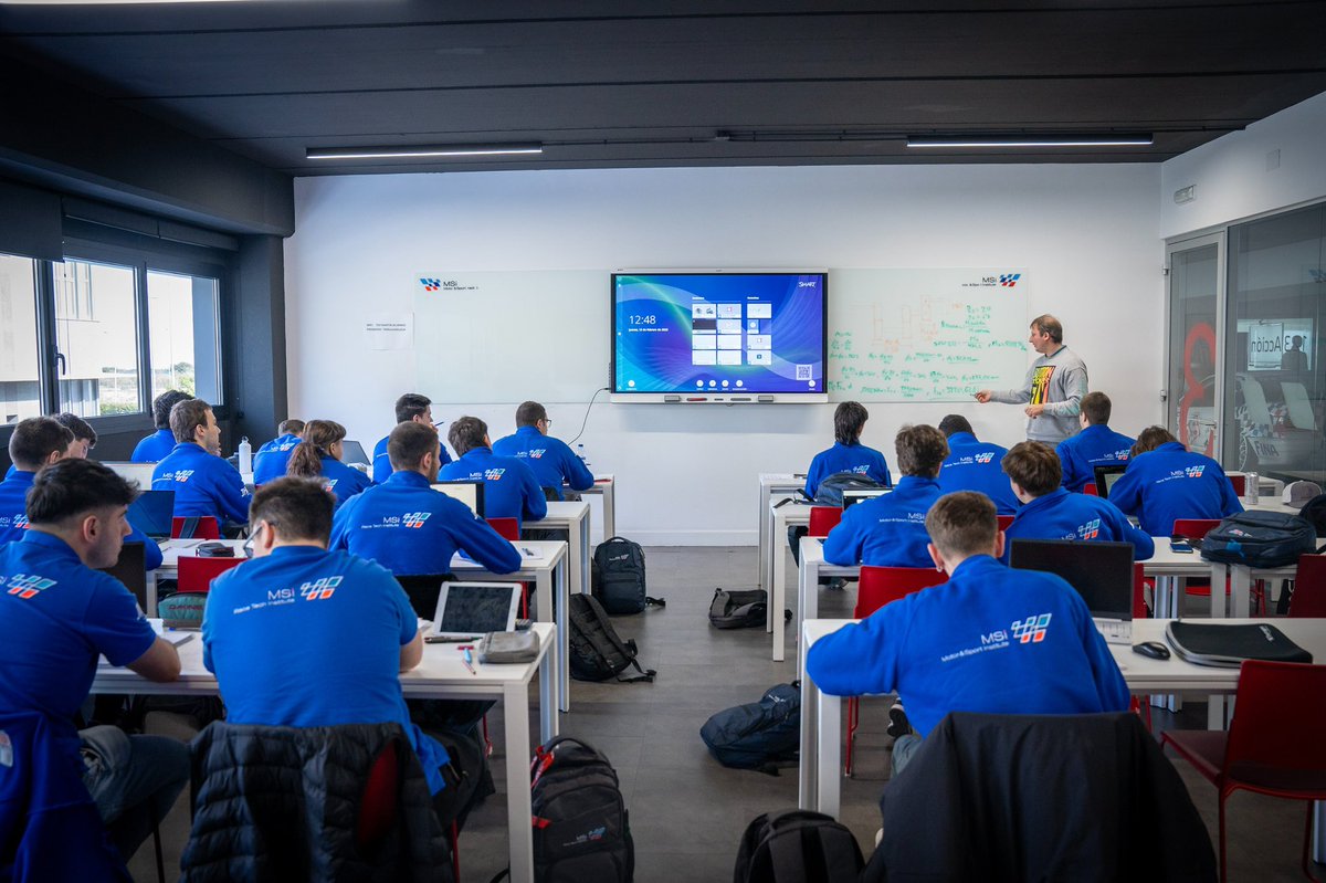 🧑‍🏫 Los alumnos de Motorsport Technician Intermediate durante una de sus clases de la asignatura Drivetrain 📚