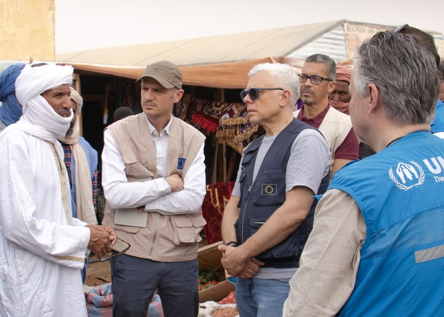 S_Cansizoglu's tweet photo. Refugees and Mauritanians in 🇲🇷 face common challenges — limited water 💧 and a harsh climate ☀️.

But with a positive mindset, solutions are within reach! 🌱

As a refugee leader from 🇲🇱 says: "We’ve grown from beneficiaries to partners for better solutions." 💪

Together with @eu_echo & @MPopowskiEU, we’re co-creating sustainable, local solutions:
✅ Strengthening community capacity for protection 🛡️
✅ Building a shared water point for refugees & host communities 💦

Turning challenges into opportunities #WithRefugees