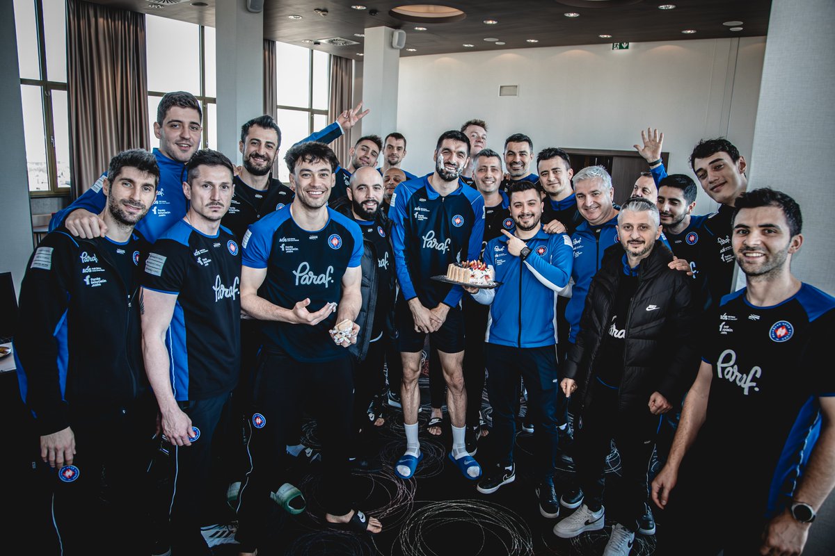 HalkbankSK's tweet photo. DOĞUM GÜNÜN KUTLU OLSUN EMRE TAYAZ 🎂

Takımımız, Polonya'da kamp yaptığı otelde oyuncumuz Emre Tayaz'ın doğum gününü kutladı. 🎉 https://t.co/ezR32IQIr9