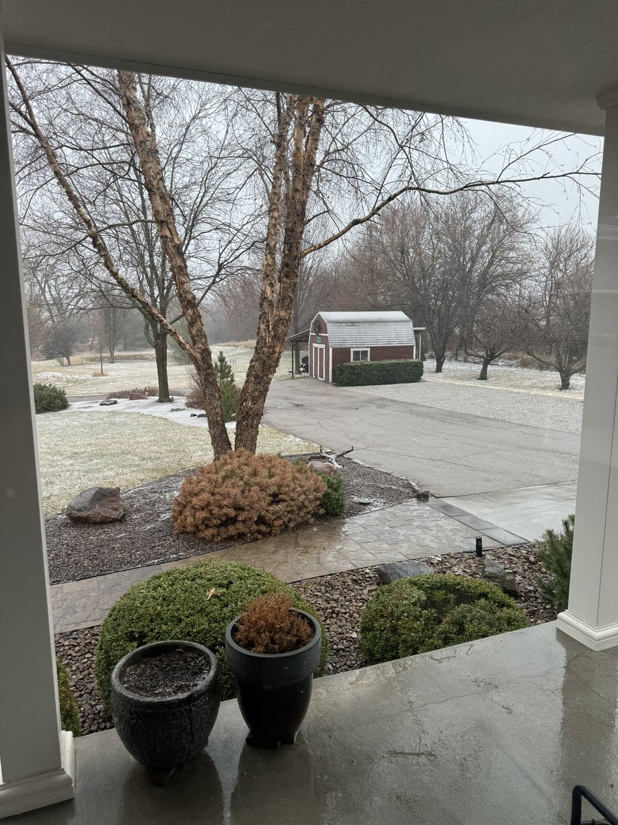 rkloef's tweet photo. @rustywx Sharp cutoff line? Basically nothing   In south Lincoln, 70th &amp; Yankee Hill…..so far. https://t.co/mpohdTdokt