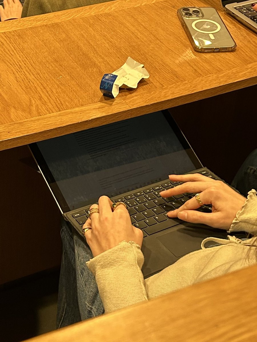 spajr__'s tweet photo. Final boss de l’étudiant en droit : ordi sur les genoux + sous la table + luminosité minimale + page rétrécie nan c trop y’a des gens faut vrmt vous interner mdrrr https://t.co/CLlRJhjleF