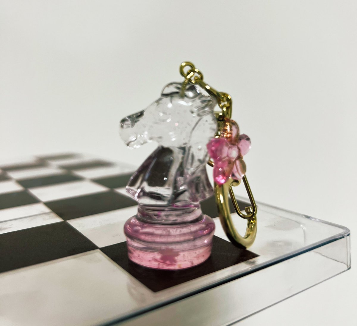 あずまカホ そらしえーるさんのチェス駒キーホルダー！入院中ずっと欲しかったのでお迎えできて嬉しいです。ちなみにあとキング、クイーン、ルークもチェス友にプレゼントするのでゲット🤭
かわいい〜！！🌸
<a href="/azumaya_works/">あずまカホ【四季彩】</a> #CARAMEL_MUSEUM