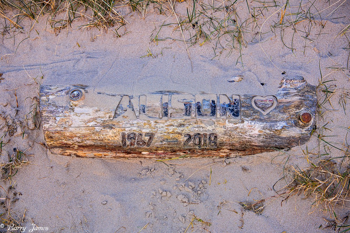 BJRoberts's tweet photo. A poignant, rough-hewn memorial to an Alison, spotted beneath a sand dune on Conwy Morfa this March morning. @Ruth_ITV @WalesCoastPath @NWalesSocial @northwaleslive @OurWelshLife @northwalescom @AllThingsCymru #Conwy #Morfa #SandDunes #Poignant #PyrographyMemorial #March #Wales https://t.co/QxSXSHN2vV
