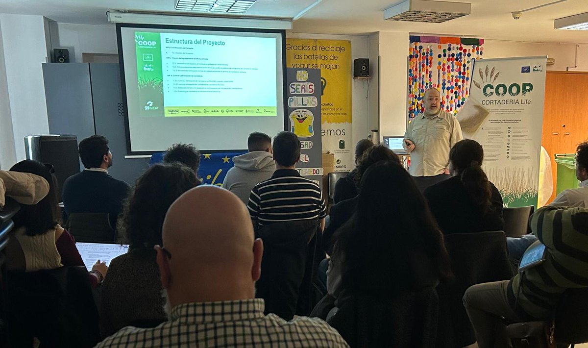 stopcortaderia's tweet image. ▶️Hoy: formación sobre invasiones biológicas y gestión de Cortaderia a personal de @Adif_es !
ℹ️Las vías ferroviarias sonc orredores por los que se propaga el #plumero
✅Caminemos en la misma dirección: ¡la conservación de nuestro entorno frente al plumero!😃
#LIFEprogramme