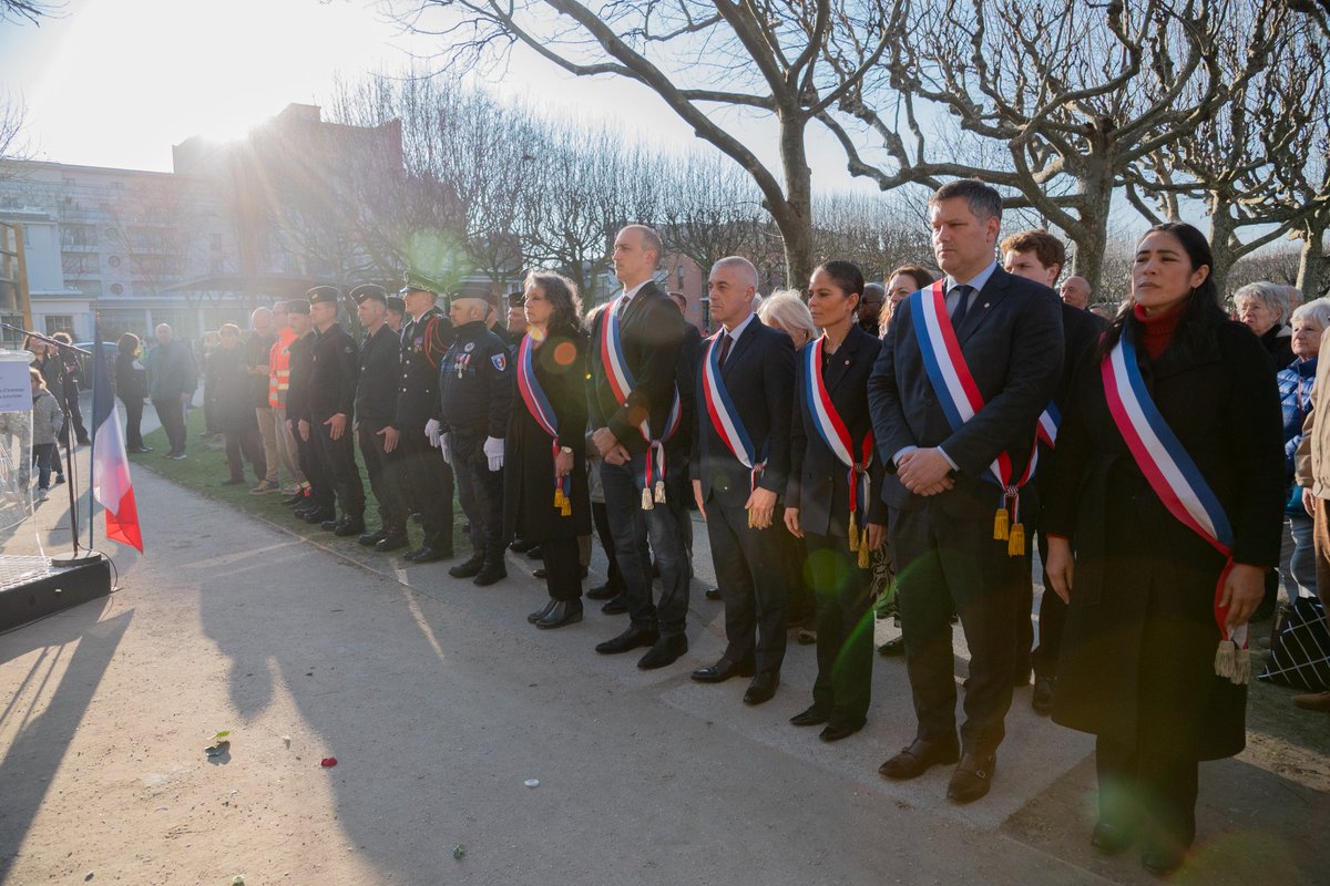 Commémoration en hommage à toutes les victimes du terrorisme.
Moment solennel de recueillement.
Et aucun élu de la gauche Asniéroise présent. Tous inféodés localement à LFI.
Une absence qui en dit long.