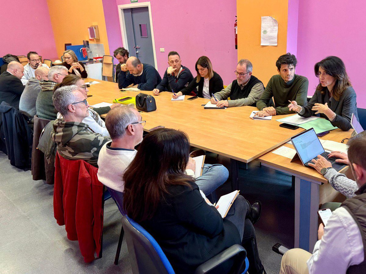 Buscando soluciones y no confrontaciones, nos reunimos con representantes de todos los partidos de la zona suroeste para acabar con los problemas de movilidad que sufren nuestros vecinos a raíz de las obras en la #A5.

Os contamos los 5️⃣ acuerdos alcanzados de forma unánime 🧵👇