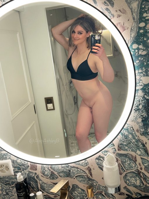 Wine makes my pants fall off... https://t.co/iaGqYxpgOV