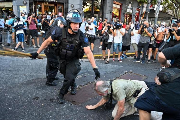 All eyes on Argentina today. Milei is preparing a violent crackdown on protests demanding higher pensions. Repression was unhinged last week, and the government looks set to double down. Desperate to project control, they’re ready to unleash full force—even at the risk of deaths.