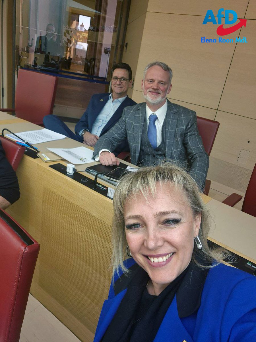 Zusammen mit meinen Kollegen in der Plenarsitzung in #Muenchen <a href="/AndyWinhart/">Andreas Winhart MdL</a> <a href="/DieterArnoldAfD/">Dieter Arnold MdL</a> 
#AfD