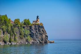 FarosLos's tweet photo. 19 de marzo de 2003 tras reemplazar la estructura metálica de la torre por una nueva de piedra, se enciende de nuevo con su luz original “Split Rock lighthouse”.  Está situado en Split Rock, Silver Bay, lago Superior, Lake, Minnesota (Estados Unidos). #SplitRockLighthouse https://t.co/IdkKyEzuYt