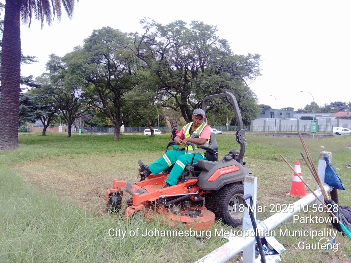 JoburgParksZoo's tweet photo. The inner city's high-impact service delivery campaign is ongoing. The green team was mowing grass on the M2 and Jan Smuts Avenue.
#bootsontheground #ReimaginingJoburg #JCPZ https://t.co/82uC3FMasf