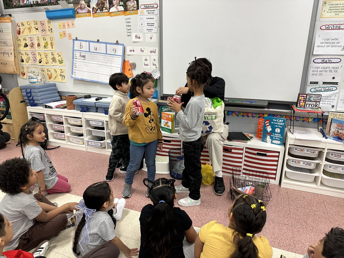 CliftonSchool12's tweet photo. Thank you to Mr David for coming to tell us all about Recycling!!♻️ @passaiccountynj @cliftonschools @cliftonsupt #oneClifton #pandapride🐼 https://t.co/Mb64iDcuuE