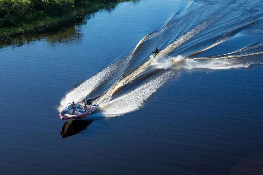 Take a look at what makes the best wake boats for wake surfing, wake boarding, skiing and tubing: yachtworld.com/research/ski-a…