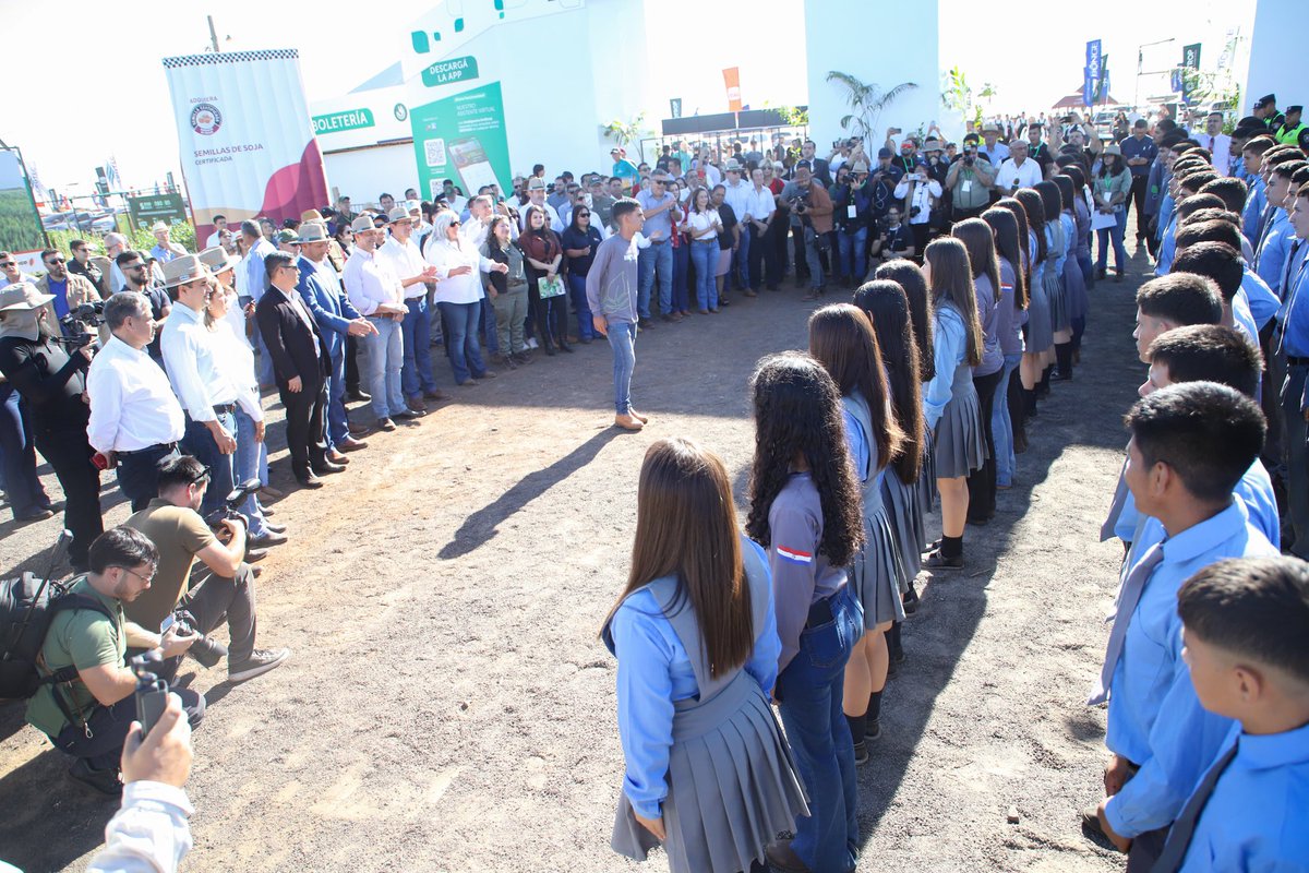 CarlosGimnezGo1's tweet photo. Orgulloso de mostrar el Paraguay productivo en @innovarferia, la mayor fiesta de exposición.
El Gobierno del Pte. @SantiPenap está comprometido con el sector agropecuario, impulsando la producción y competitividad a través de la tecnología y el agronegocio.
#GobiernoDelParaguay🇵🇾 https://t.co/W7fjUCkLWE