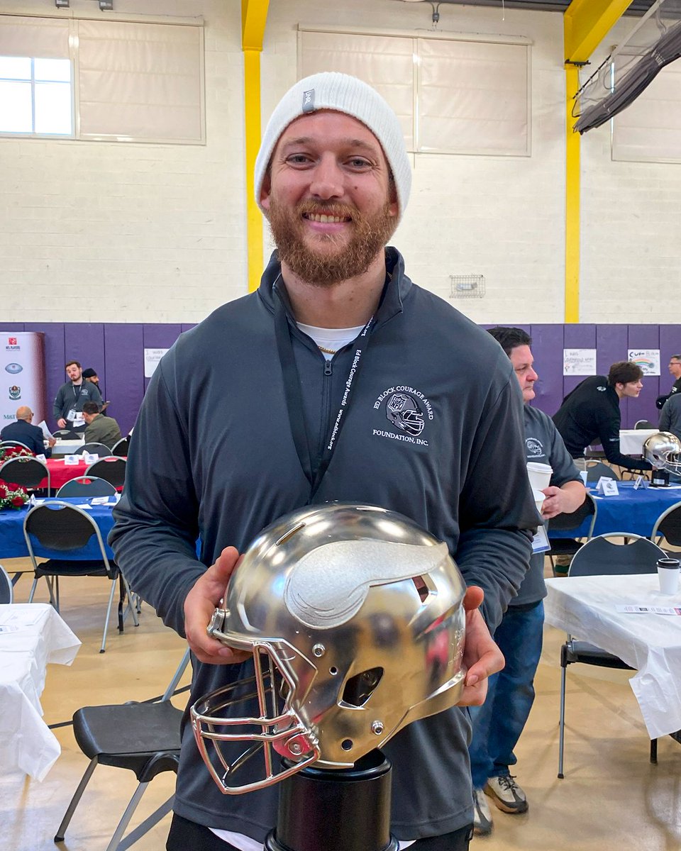 EdBlock's tweet image. One last big thank you to all of the @EdBlock Recipients who came out to celebrate their awards and spend time with the kids at St. Vincent's Villa! - 3/3

#EdBlock #BuildingBlock #Courage #CourageAward
#NFL #ExplorePage #Vikings #Skol #Patriots #NEPats
#Titans #TitanUp #Dolphins