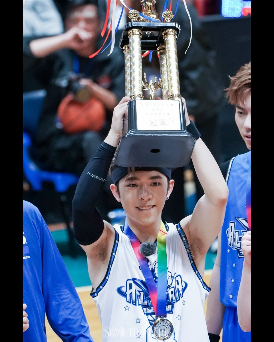 s0me_edanlui's tweet photo. 18/03/2025
生啤盃籃球明星賽

#EdanLui #Edan #イーダン・ルイ #イーダン
#呂爵安 #ルイ・チョクオン
#mirrorweare #MIRROR #ミラー
#ViuTV #ossanslove #おっさんずラブ #おっさんずラブ香港
#盜月者 #トウゲツシャ #TheMoonThieves https://t.co/NLGH2QP8JF