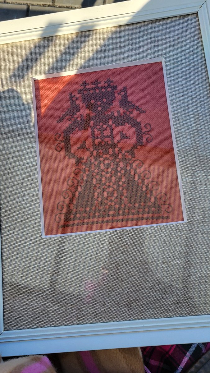 У рандомным чэшскім сэкандзе сёння была знойдзена карціна з БЕЛАРУСКАЙ ВЫШЫЎКАЙ??? 
Нуль ідэй як гэта туды патрапіла але гэтая прыгажосць едзе са мной дамоў 🥹🥹🥹