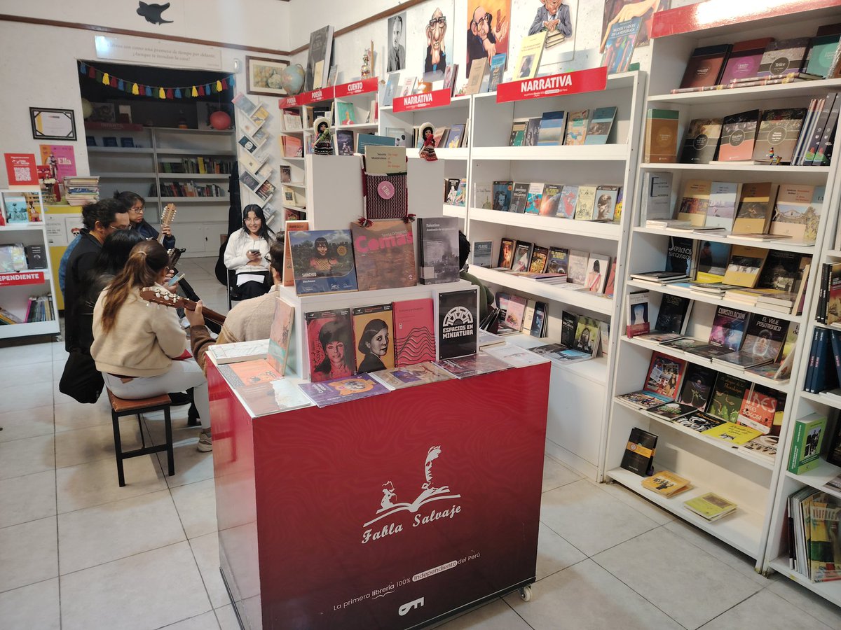 🚨 #Alerta <a href="/MinCulturaPe/">Ministerio de Cultura</a> confirmó a #OjoPúblico que interpuso denuncia contra la librería Fabla Salvaje en la Tercera Fiscalía Provincial Penal Corporativa de #Arequipa por falsedad genérica al haber usado logo institucional sin aprobación previa.🧵
📸 <a href="/fiomontano/">Fiorella Montaño Pastrana</a>