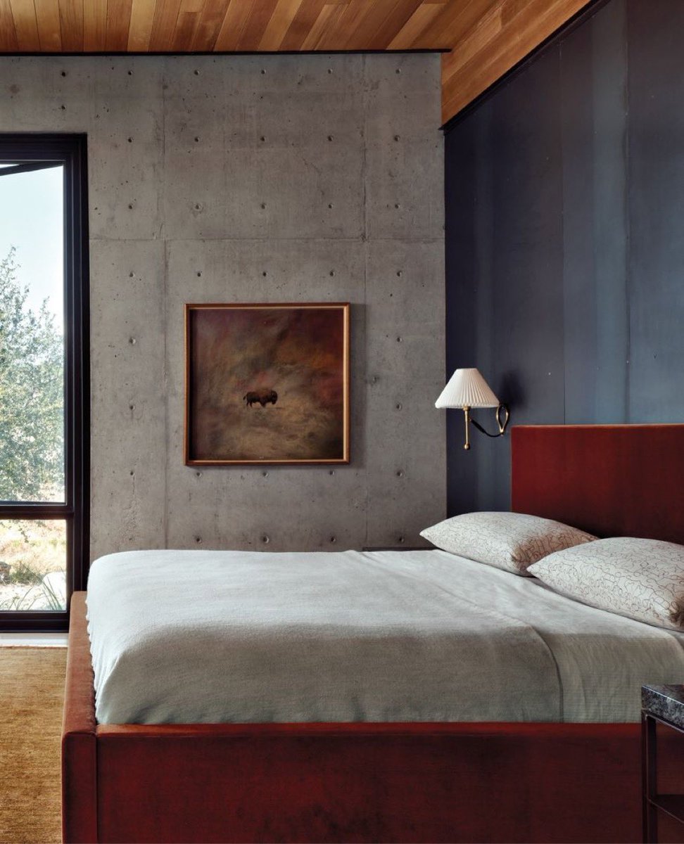 micucci_store's tweet image. Master bedroom by @purveyordesign. What makes a bedroom feel like home to you? Whether it’s calming neutrals, bold statements, or layers of texture, a well-designed bedroom is more than just a place to sleep, it’s a personal retreat. #masterbedroom #boldstatement #retreat