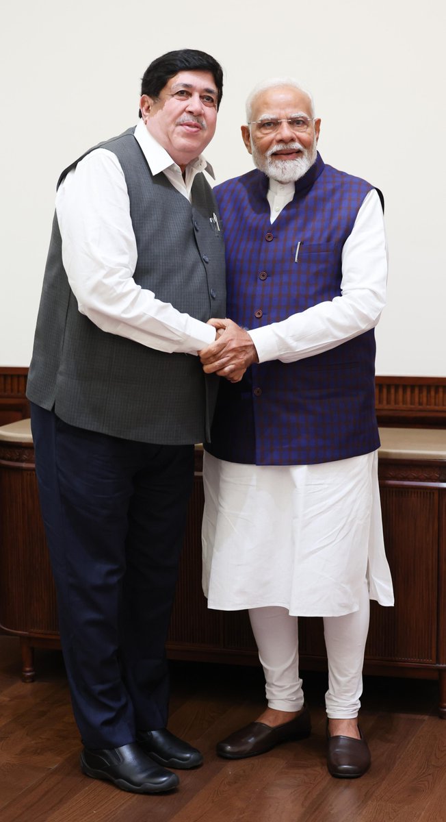 IFFCO_Coop's tweet photo. नई दिल्ली में #IFFCO के चेयरमैन श्री @Dileep_Sanghani जी ने माननीय प्रधानमंत्री श्री @narendramodi जी से शिष्टाचार भेंट की। इस अवसर पर अंतरराष्ट्रीय सहकारिता वर्ष 2025 के तहत इफको व अन्य सहकारी संस्थाओं की भूमिका एवं सहकारिता आंदोलन को और सशक्त बनाने पर विस्तृत चर्चा हुई। https://t.co/Dl4s8PSsC4