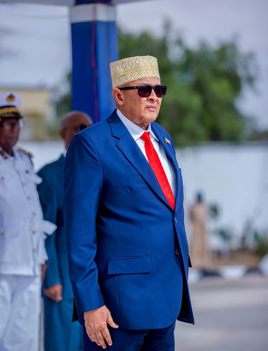 SLNTV's tweet photo. Madaxweynaha Jamhuuriyadda #Somaliland Mudane Cabdiraxmaan Maxamed Cabdilaahi #Cirro ayaa waxa uu maanta ka qayb galay Munaasibadda Daahfurka Diiwaangelinta Casriga ah ee #Ciidamada kala duwan ee Qaranka Jamhuuriyadda Somaliland oo lagu qabtay Hoolka Weyn ee Ciidanka #Booliska.
Waxa xusid mudan in Ballan-qaadyadii ay Xukuumadda Cusub ee Wadajir iyo Waxqabad ay la gashay ummadda Somaliland ay ka mid ahaayeen Diwaangelinta, Tayaynta, Casriyeynta iyo Xaq-siinta qaybaha kala duwan ee Ciidamada Qaranka Jamhuuriyadda Somaliland.
Madaxweynaha Jamhuuriyadda Somaliland oo Munaasibadda ka jeediyey hadal aad u qiimo badan waxa uu sheegay in ay isaga farxad gaar ah iyo dareen masuuliyadeed u tahay in uu ku dhawaaqo bilowga Diwaangelinta Casriga ah ee Taariikhiga ah ee Ciidamada kala duwan ee JSL (𝐁𝐢𝐨𝐦𝐞𝐭𝐫𝐢𝐜 𝐑𝐞𝐠𝐢𝐬𝐭𝐫𝐚𝐭𝐢𝐨𝐧) taas oo ah tallaabada koowaad ee hirgelinta dib-u-habaynta iyo Casriyeynta dhammaan Ciidamada kala duwan ee Qaranka Jamhuuriyadda Somaliland.
Sida oo kale, Madaxweyne Cabdiraxmaan Maxamed Cabdilaahi waxa uu sheegay in Ciidamada kala duwan Qaranku ay yihiin Haybadda iyo Udub dhexaadka Amniga iyo Xasiloonida Qaranka JSL iyo gaashaanka ilaaliya Qarannimadeenna, Difaaca Xuduudaheenna iyo xaqiijinta bad-baadada muwaadiniinta reer Somaliland.
Madaxweynuhu waxa uu xusay in Ciidamada Qaranku ay yihiin Hayy’ad Dastuuri ah oo u igman difaaca madax bannaanida dalka, xagga Dhulka, Badda iyo Cirka iyo guud ahaanba ilaalinta danaha Qaranka JSL.
Munaasibadda Daahfurka Diiwaangelinta Casriga ah ee Ciidamada kala duwan ee Qaranka waxa Madaxweynaha ku wehelinayey Guddida Wasiirada ah iyo La-taliyeyaasha Madaxweynaha ee uu Madaxweynuhu u xilsaaray Diwaangelinta iyo Casriyeynta qaybaha kala duwan ee Ciidamada Qaranka.
Sida oo kale waxa iyaguna Munaasibadda ka qayb galay Taliyeyaasha Ciidamada kala duwan ee Qaranka iyo Xubnaha Guddida Farsamo ee fulinaya Diiwaangelinta Casriga ah ee Ciidamada Qalabka sida.
𝐀𝐋𝐋𝐀𝐀 𝐌𝐀𝐇𝐀𝐃 𝐋𝐄𝐇,
𝐗𝐮𝐬𝐞𝐞𝐧 𝐀𝐚𝐝𝐚𝐧 𝐂𝐢𝐠𝐞 (𝐃𝐞𝐲𝐫)
𝐀𝐟𝐡𝐚𝐲𝐞𝐞𝐧𝐤𝐚 𝐌𝐚𝐝𝐚𝐱𝐰𝐞𝐲𝐧𝐚𝐡𝐚 𝐉𝐚𝐦𝐡𝐮𝐮𝐫𝐢𝐲𝐚𝐝𝐝𝐚 𝐒𝐨𝐦𝐚𝐥𝐢𝐥𝐚𝐧𝐝