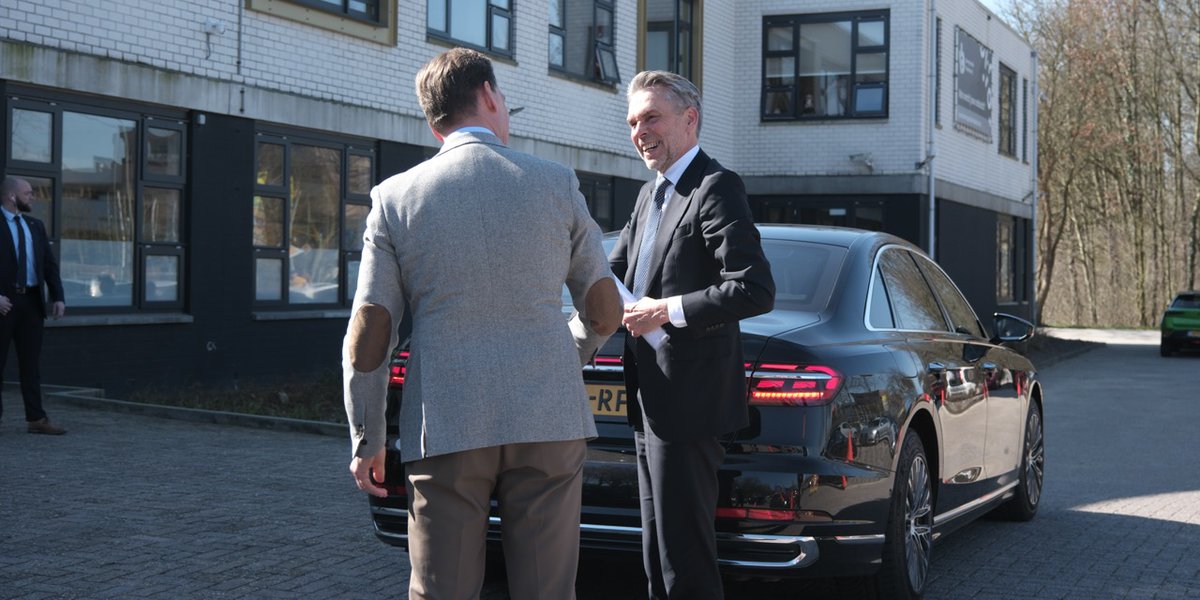 Vandaag bracht minister-president Dick Schoof een bezoek aan Heerlen-Noord. Hij bezocht de Bovengrondse Vakschool, Vrieheide en beklom de mijnsteenberg. Lees over het volledige bezoek: heerlen-noord.nl/minister-presi…