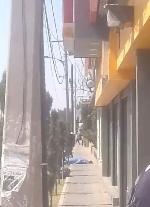 PandaDelAmor17's tweet photo. Policía municipal siente que apaga a pedos la fogata y lo matan unos carnalitos que andaban generando en un Oxxo de Prados, Tultitlán.

#PandaNews https://t.co/zXSKMYCrik