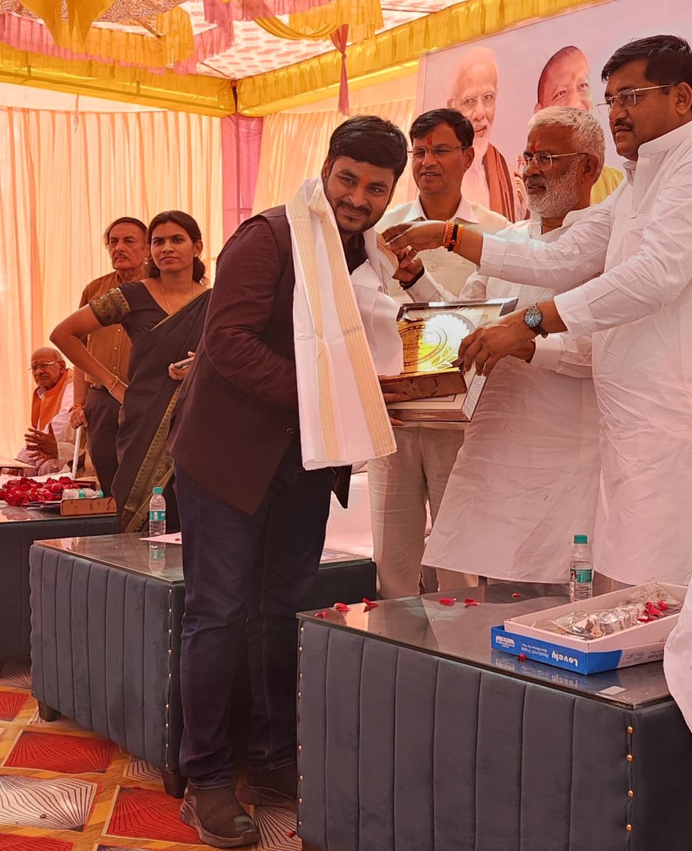 उत्तर प्रदेश सरकार के जल शक्ति मंत्री स्वतंत्र देव सिंह जी एवं राज्य मंत्री रामकेश निषाद जी ने जल संरक्षण के क्षेत्र में अद्भुत और अभिनव प्रयोग के लिए मुझे सम्मानित किया l 'जल शक्ति विद्यापीठ' और पद्मश्री श्री उमाशंकर पांडे जी का धन्यवाद
<a href="/swatantrabjp/">Swatantra Dev Singh</a> <a href="/RamkeshBJP/">Ramkesh Nishad (मोदी का परिवार)</a> <a href="/narendramodi/">Narendra Modi</a>