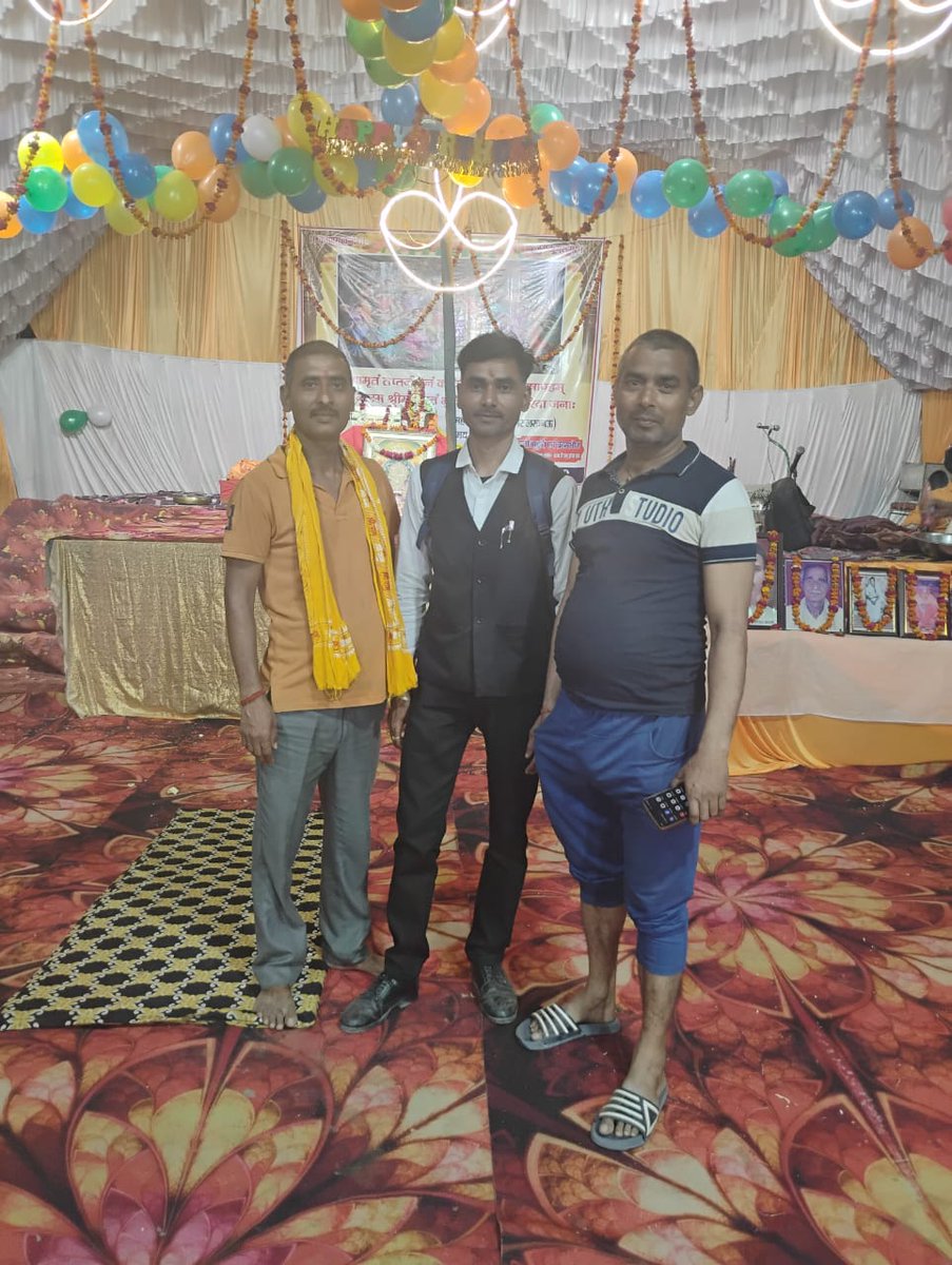 AdvPandey6's tweet photo. ग्राम खजुरिहा में चल रही अनूप अवस्थी एडवोकेट  , व दुर्गेश अवस्थी (राज्य विधि अधिकारी) के यहां चल रही श्रीमद्भागवत कथा श्रवण करने पहुंचा 
जय श्री राधे 🌹 https://t.co/sJ7qzACY7K