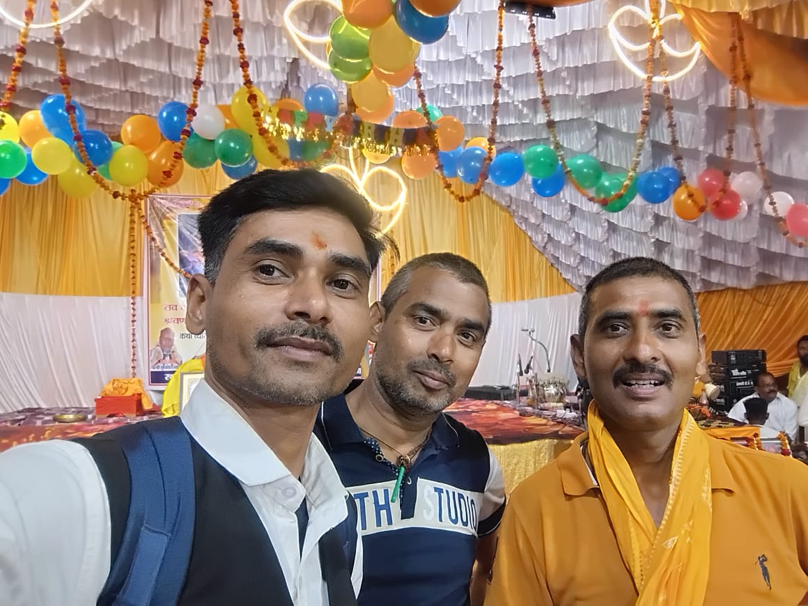 AdvPandey6's tweet photo. ग्राम खजुरिहा में चल रही अनूप अवस्थी एडवोकेट  , व दुर्गेश अवस्थी (राज्य विधि अधिकारी) के यहां चल रही श्रीमद्भागवत कथा श्रवण करने पहुंचा 
जय श्री राधे 🌹 https://t.co/sJ7qzACY7K