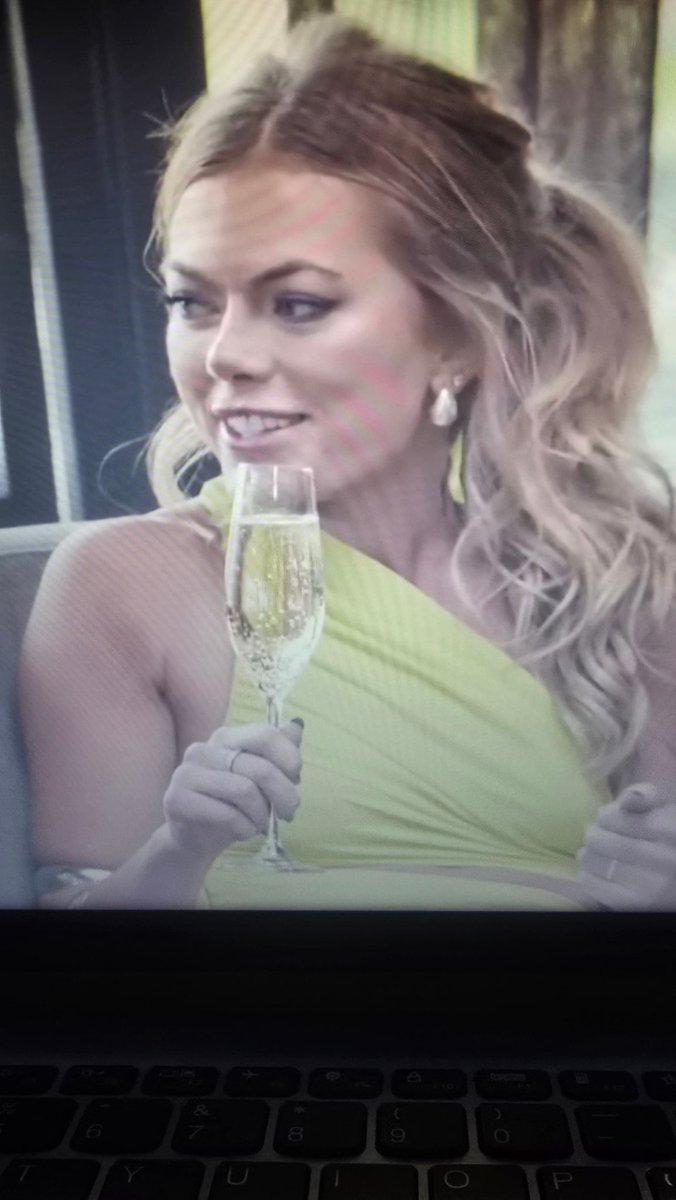 Love her or hate her, Jacqui looks amazing in chartreuse! 🤩 #MAFSAU