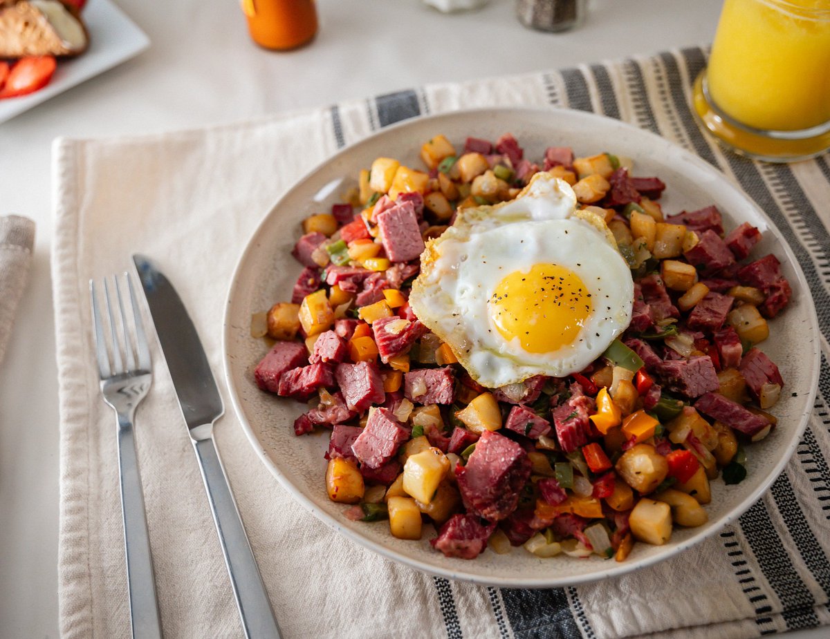 Corned Beef leftovers? Corned Beef Hash! Perfect for any meal of the day, this dish features diced corned beef, cubed potatoes, and leeks, all topped with a perfectly cooked egg. Check out the recipe now! beefitswhatsfordinner.com/recipes/recipe… #BeefItsWhatsForDinner
