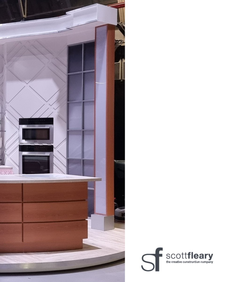 scott_fleary's tweet image. From morning chats to delicious cooking segments, our kitchen set for @lorraine was designed to feel just like home! 🍳

Designer: Sarah Milton

Check out our other TV work: ow.ly/GNpX50VbFxw 

#Lorraine #TVSetDesign #ScottFleary #BreakfastTV #ProductionDesign