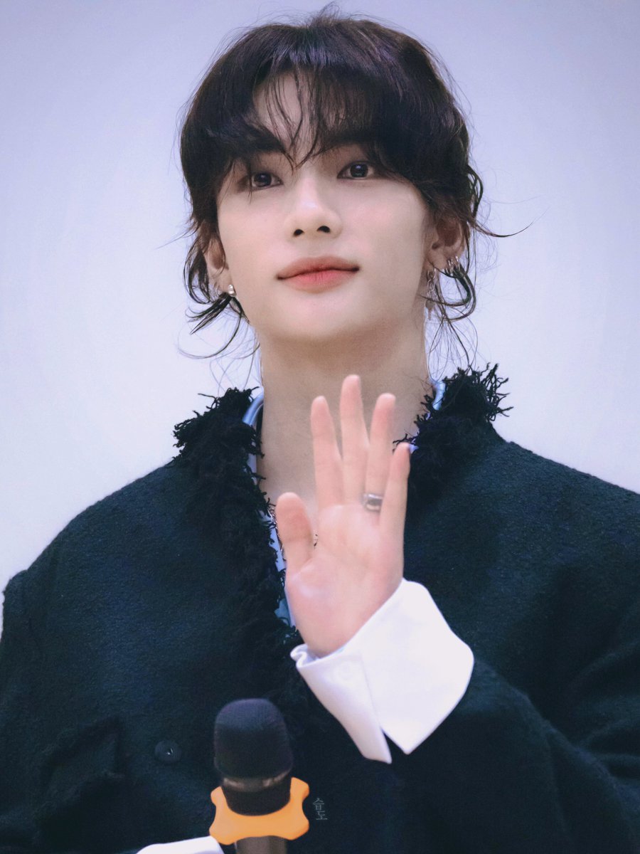 늘 건강하고 행복하길🤍

#당도최고_현진키위_생일축하해
#WorldTrendsetterHyunjin
#HappyHyunjinDay