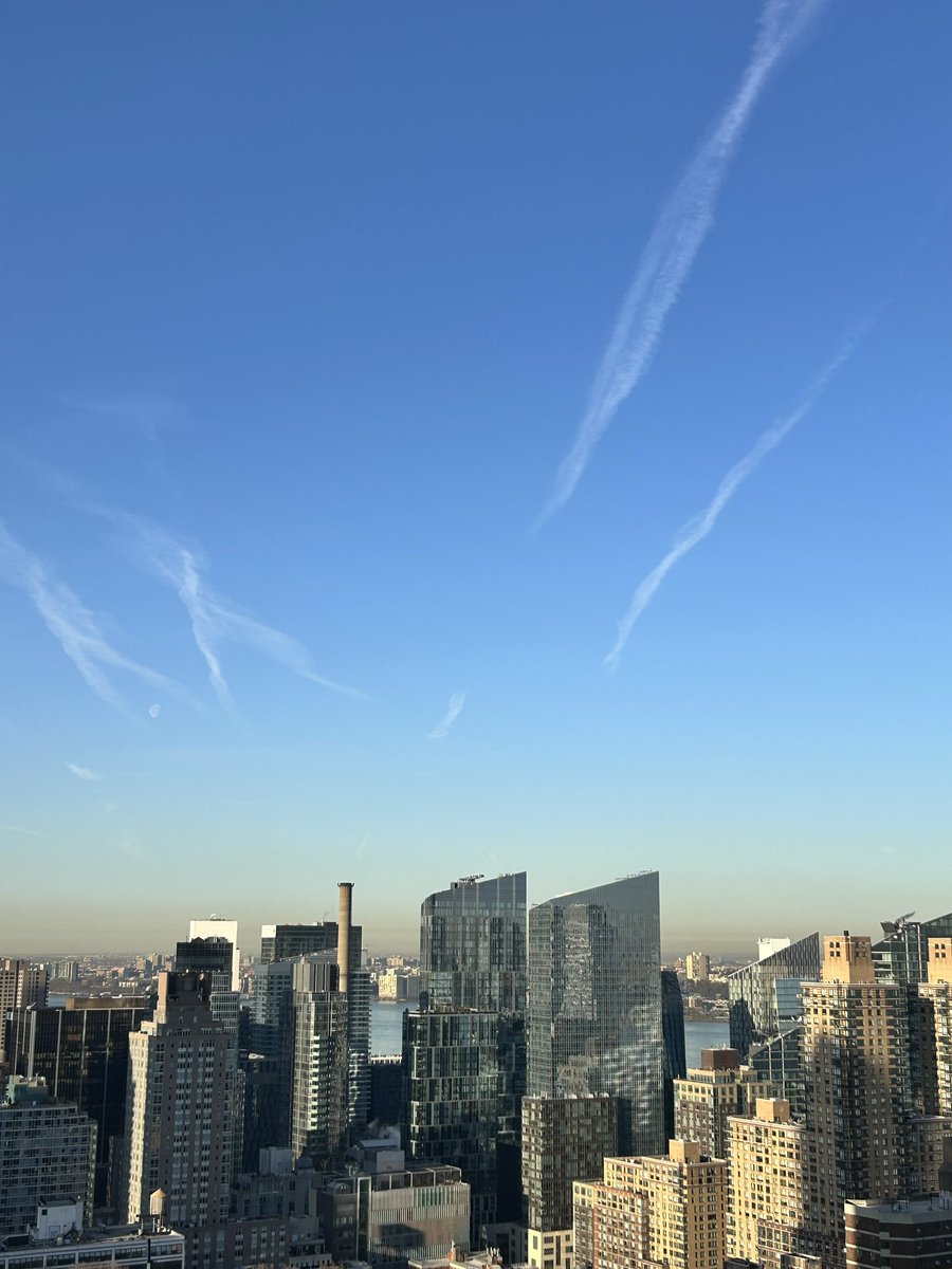 amyfreeze's tweet image. Last day of Winter, looks like spring! #nyc #contrails #uws