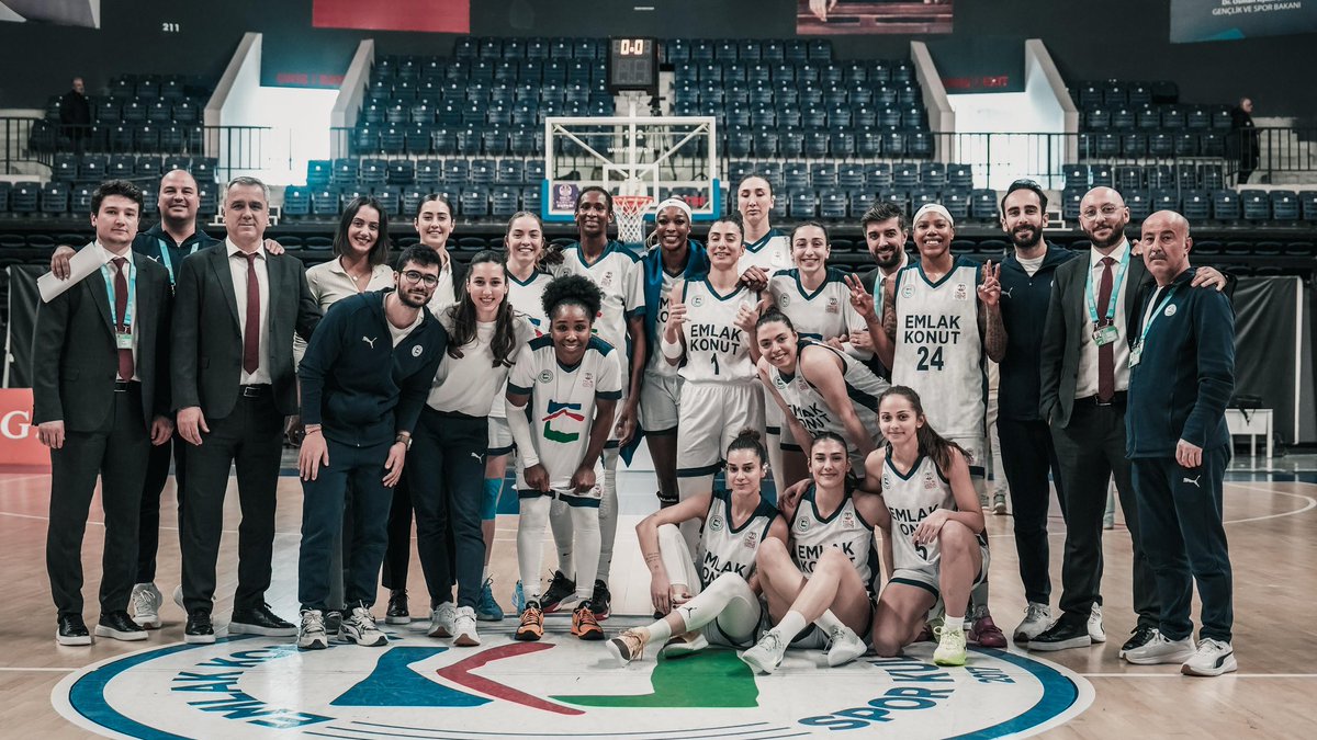 #mavimelekler 𝗬𝝠𝗥𝗜 𝗙𝗜̄𝗡𝝠𝗟𝗗𝗘 ! 
Türkiye Kupası’nda son sekize kalan #emlakkonut çeyrek finalde rakibi Botaş’ı evimizde 86-64’lük skor ile geçip Edirne biletini cebine koydu 🦾📸😎