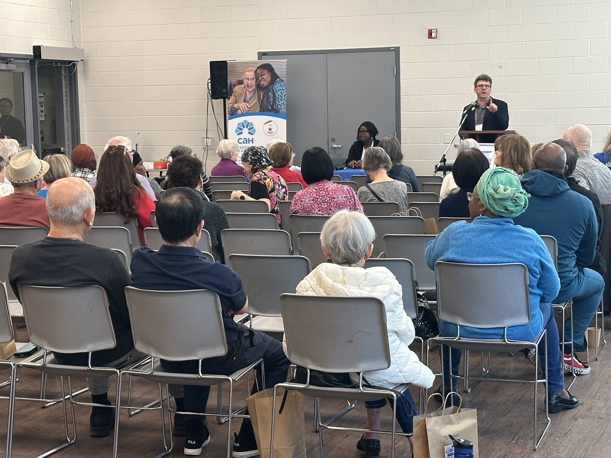CAHdepuis45ans's tweet photo. Notre salon de vie active est lancé pour la journée! Vous pouvez venir comme vous voulez jusqu’à 16h30. Les activités sont gratuites. Nous sommes au centre communautaire Frank Mckechnie au 310 Bristol Rd E à Mississauga. Organisé par #CAH avec @RetraiteP #aînés #vieactive https://t.co/XIl4cquvu9