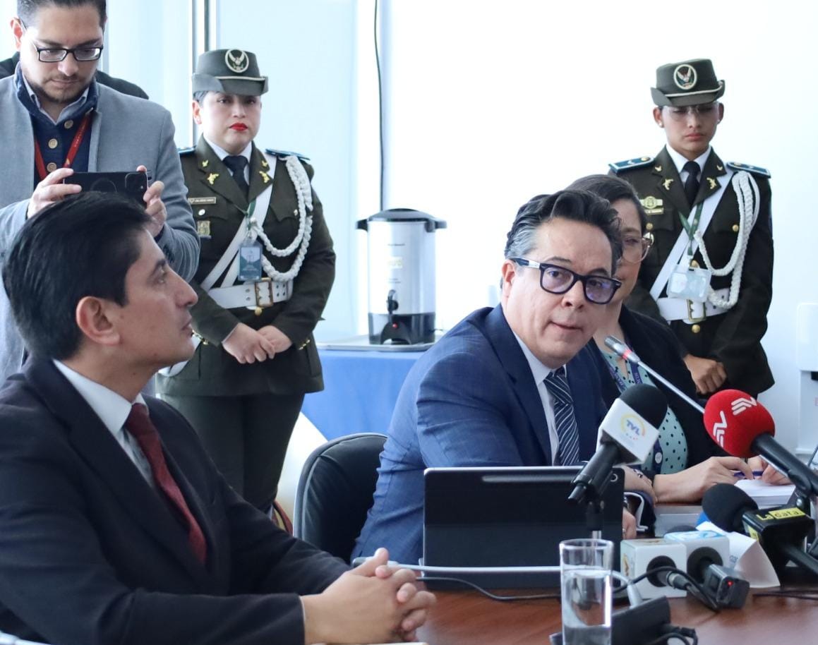 RobertoRomeroV's tweet photo. Hoy comparecí en la @AsambleaEcuador ante la Comisión de @SeguridadAN, donde resalté la importancia de detectar operaciones ilícitas y reforzar la lucha contra el narcotráfico y el crimen organizado.

Nuestro objetivo es claro: proteger a la ciudadanía. https://t.co/Yix2SiossV