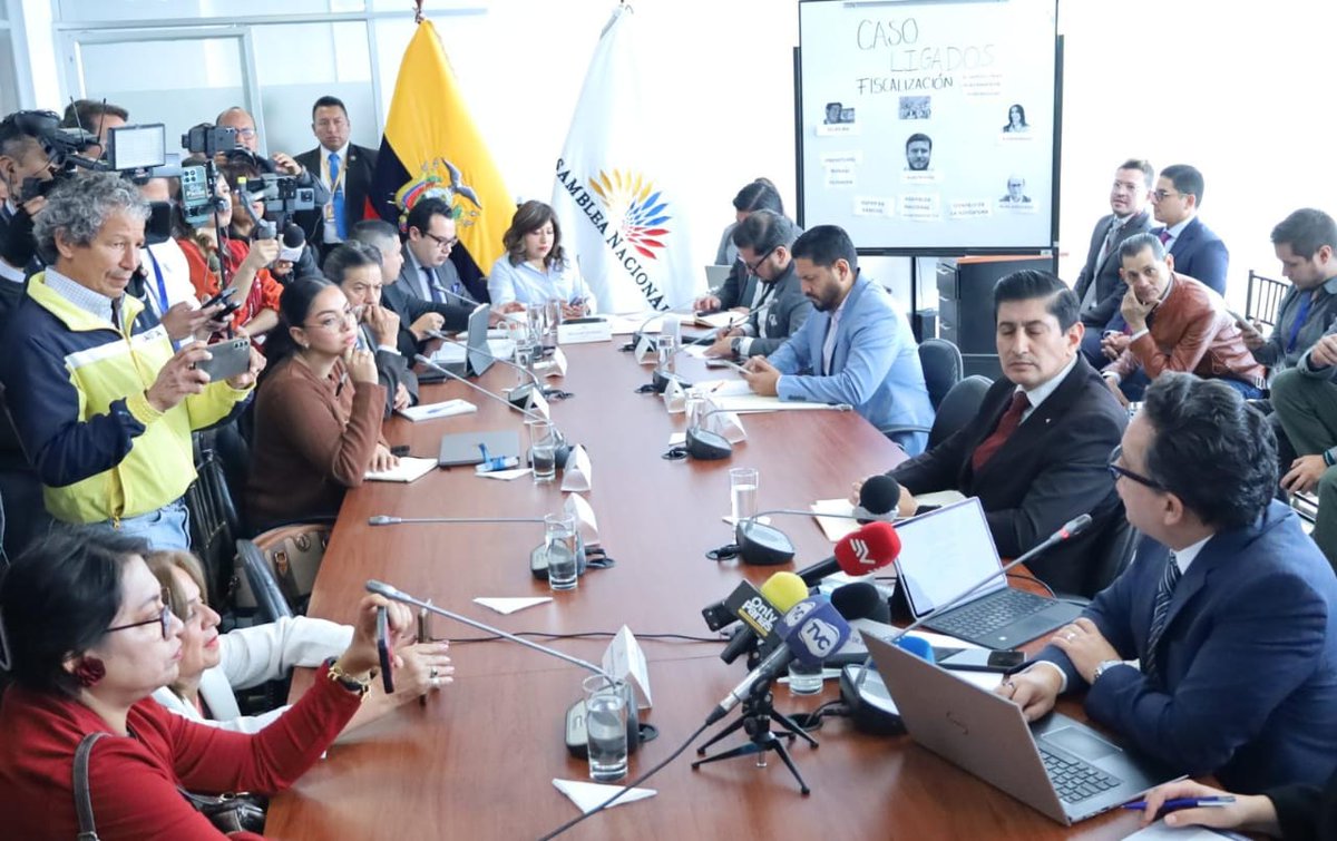 RobertoRomeroV's tweet photo. Hoy comparecí en la @AsambleaEcuador ante la Comisión de @SeguridadAN, donde resalté la importancia de detectar operaciones ilícitas y reforzar la lucha contra el narcotráfico y el crimen organizado.

Nuestro objetivo es claro: proteger a la ciudadanía. https://t.co/Yix2SiossV
