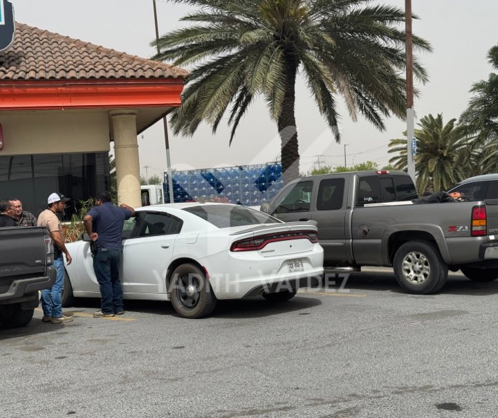 yadithvaldez's tweet photo. ⚠️A BALAZOS ASALTAN A PAISANO EN AUTOPISTA A LAREDO… LO DESPOJAN DE 14 MIL DOLARES⚠️

Delincuentes armados detuvieron a balazos al conductor de una camioneta con placas de Estados Unidos, cuando circulaba sobre la Autopista a Laredo.

Después de orillarlo, los delincuentes descendieron del auto y lo despojaron de 14 mil dólares en efectivo.

Por fortuna los disparos lo alcanzaron a dañarlo, sin embargo , el hombre se orilló a pedir auxilio en un restaurante, donde arribaron autoridades policíacas.
